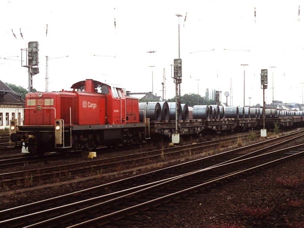 294 256-3 mit einem Gterzug auf Bahnhof Andernach am 20-7-2000. Bild und scan: Date Jan de Vries.

