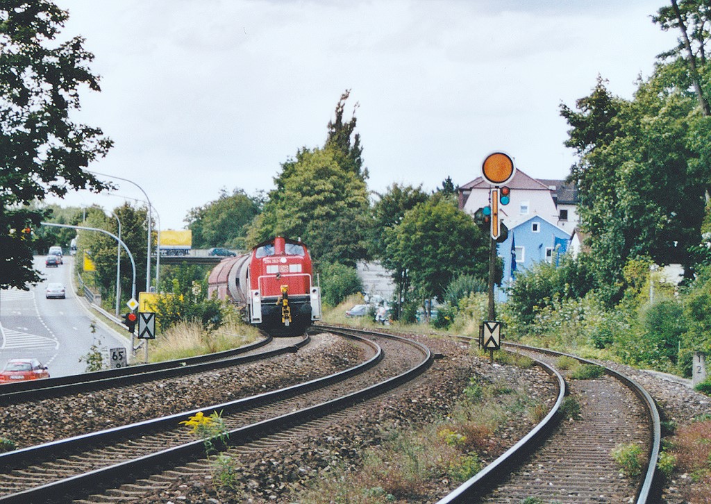 294 262 rangiert am 25.8.04 im nrdlichen Amberger Stadtrand. (Blick Richtung Norden, das Vorsignal in der Mitte drfte das Vorsignal zur Einfahrt in den Bahnhof Luitpoldhtte sein.)
