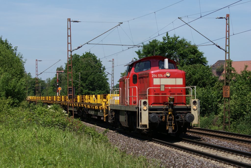 294 574-9 mit einem Gterzug bei der Durchfahrt durch Hannover-Limmer am 5.06.10