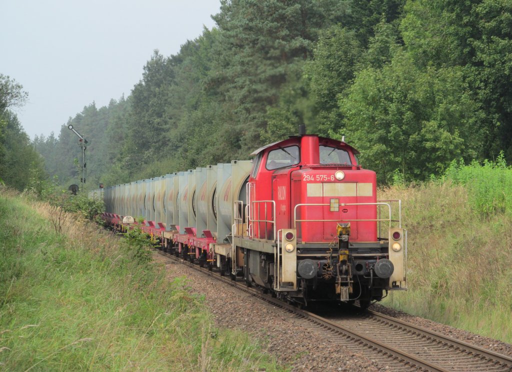 294 575-6 ist am 05. September 2012 mit dem Burghausener Mllzug bei Tling unterwegs.