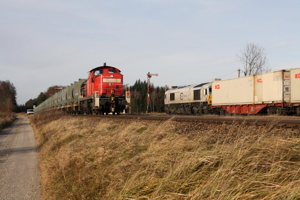 294 575-6 durchfuhr am 08.12.11 mit einem Mllzug nach Kastl den Bahnhof Tling.