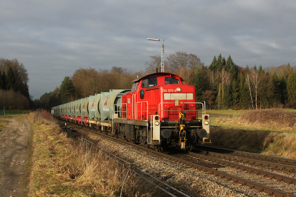 294 575 mit einem M�llzug am 27.12.2011 in T��ling.