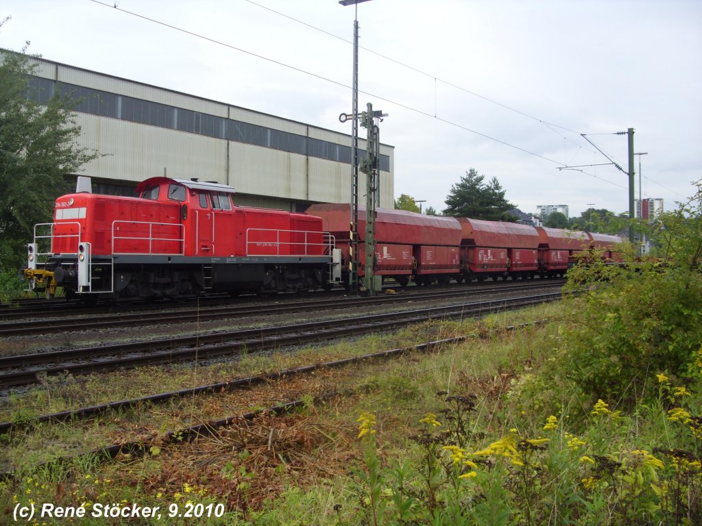 294 582-2 mit Erzwagen in Bergisch Gladbach am 17.9.2010