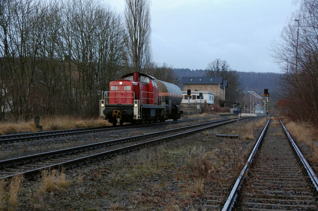 294 584-8 f�hrt hier mit einem Gaskesselwagen als letzter verbliebener planm��iger  G�terzug , EK 54358 Paderborn Gbf - Ottbergen auf der Kbs 403, durch den Bahnhof Bad Driburg oder eher das, was von ihm �brig geblieben ist. Rechts das ehem. nun stillgelegte Gleis 3, 06.01.2012.