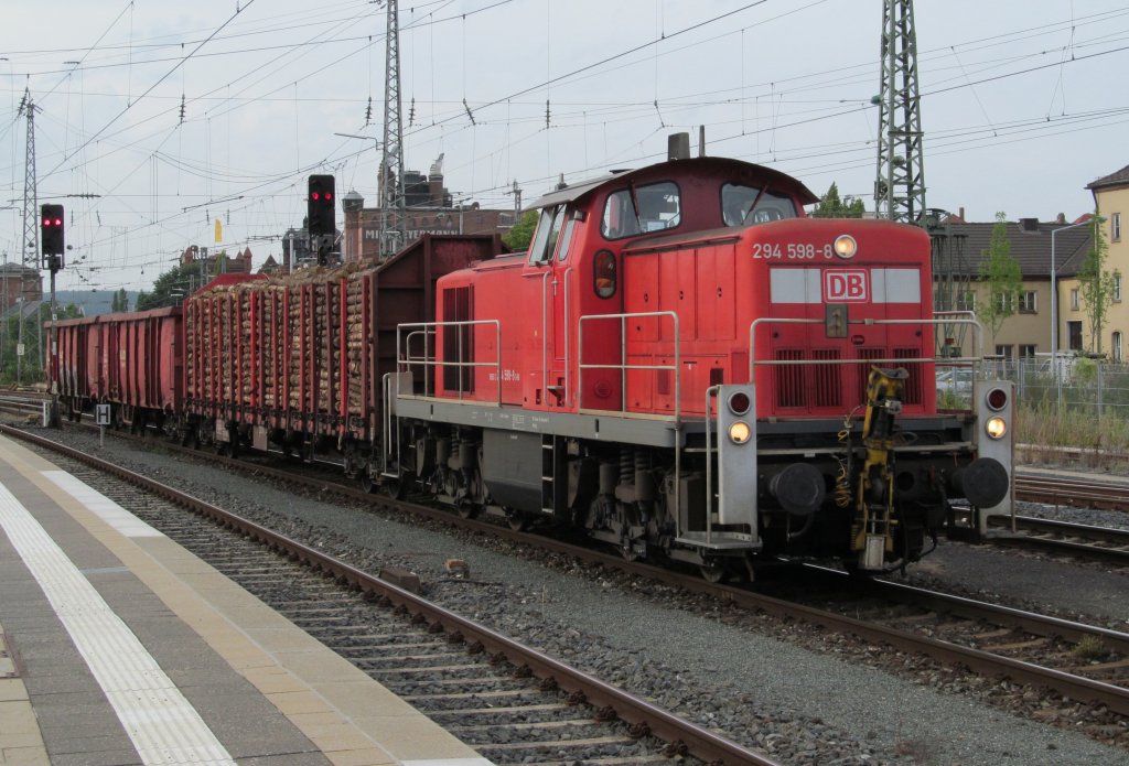 294 598-8 zieht am 21. August 2012 eine kurze bergabe in den Bahnhof Bamberg.
