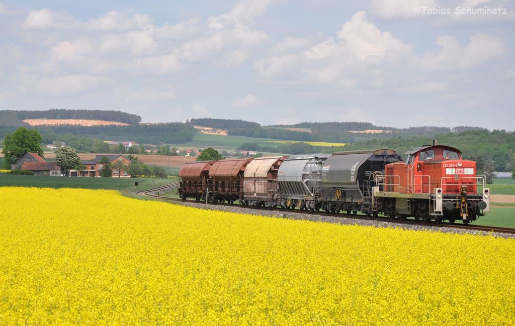 294 598 am 11.05.2012 mit Gterzug bei Mimbach. (Strecke Amberg-Schnaittenbach)