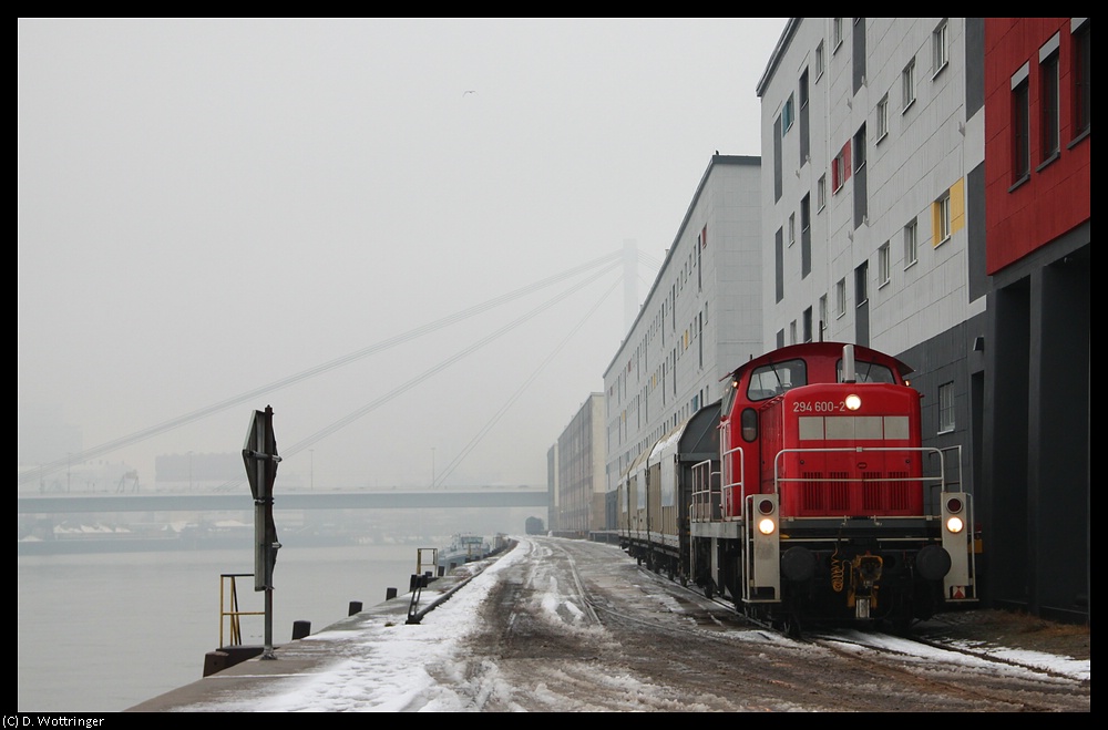294 600 holt am 21. Dezember 2010 eine Hand voll Wagen am Rhein ab um sie in den Mannheimer Rangierbahnhof zu berstellen.