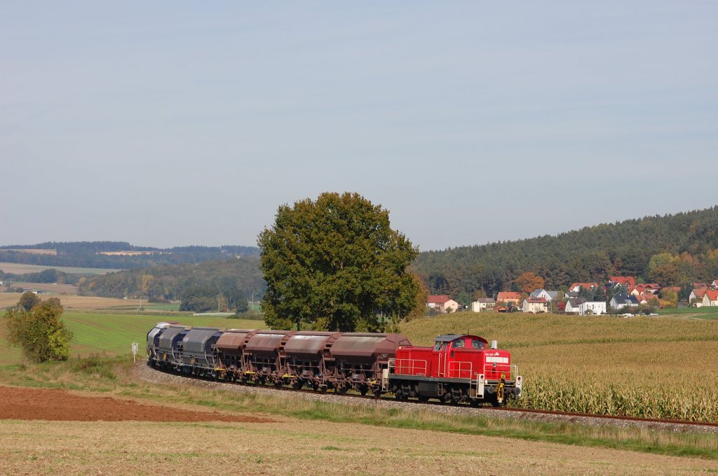 294 601 mit Gterzug bei Mimbach am 08.10.2010. (Strecke Amberg-Schnaittenbach)