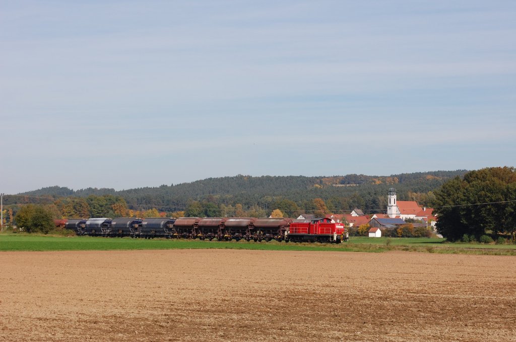 294 601 mit Gterzug bei Ursulapoppenricht am 08.10.2010. (Strecke Amberg-Schnaittenbach)