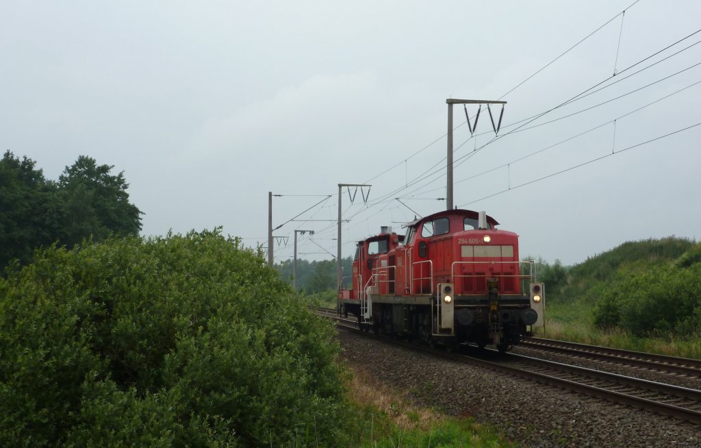 294 605-1 fuhr am 27.06.2012 mit der 363 826-9 im Schlepp richtung Leer, hier bei Veenhusen.