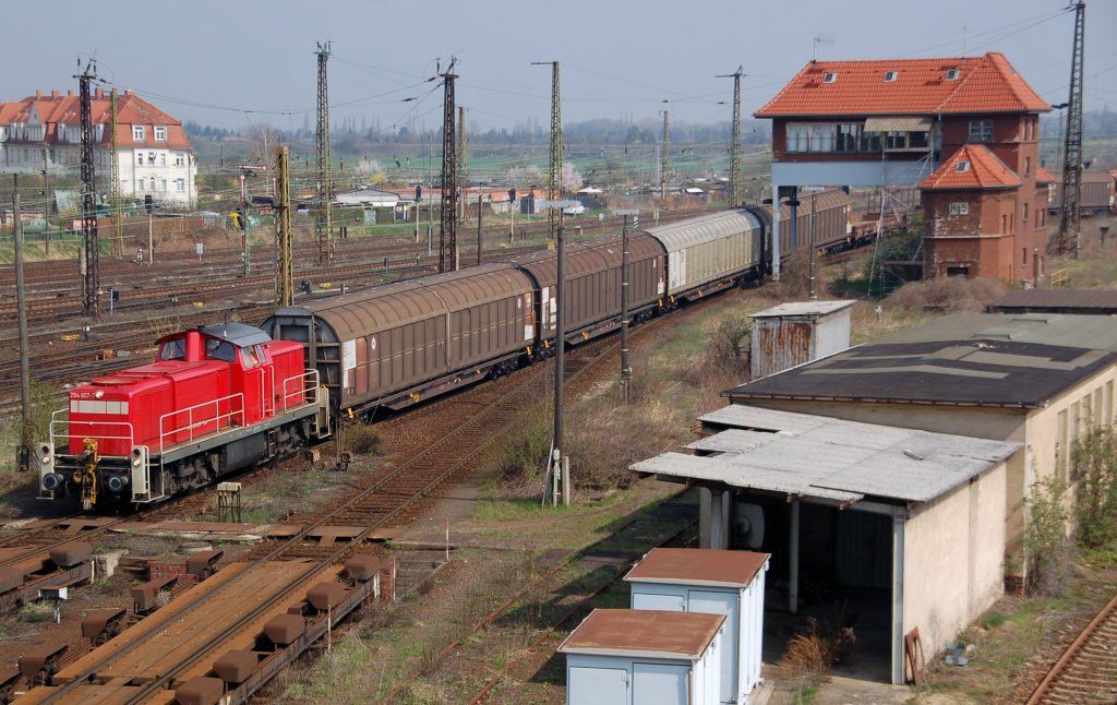 294 607 rangiert am 13.04.10 im Rbf Halle(S).