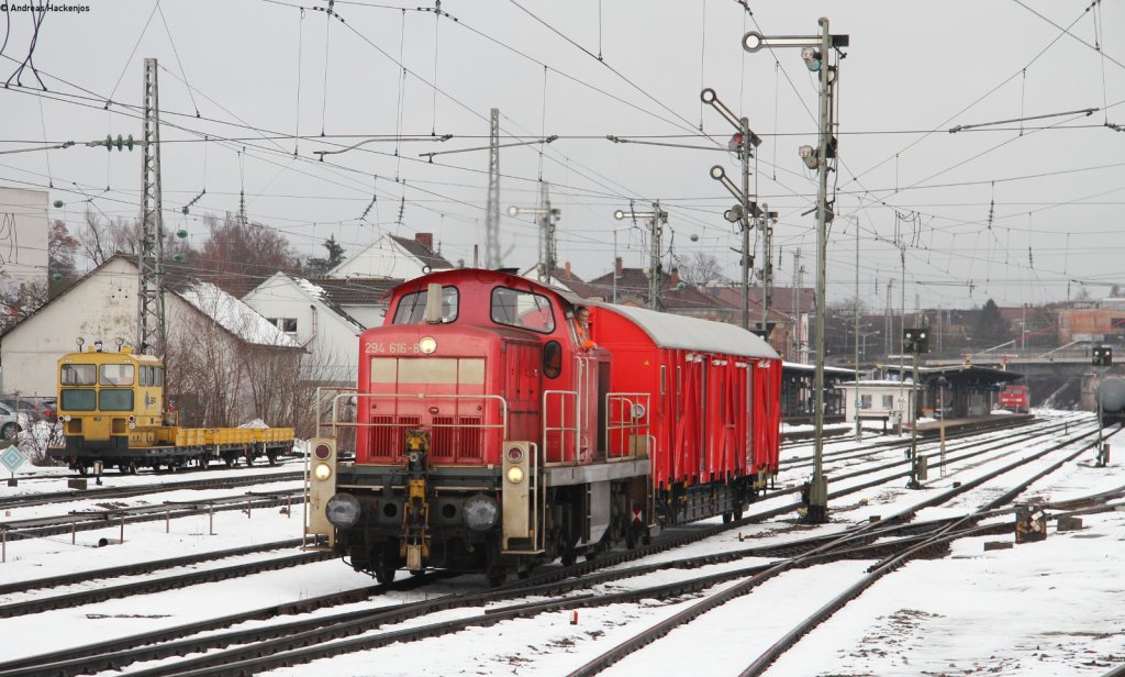 294 616-8 mit dem EK 56000 (Offenburg Gbf-Rammelswiesen) bei der Ausfahrt Villingen 18.12.12