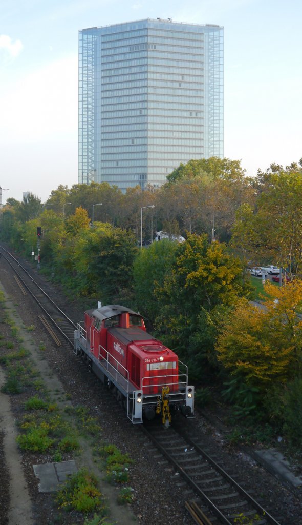 294 631-7 fhrt am Victoria-Hochhaus in Mannheim vorbei, auf dem Weg in den Mannheimer Handelshafen. (22.10.2012)