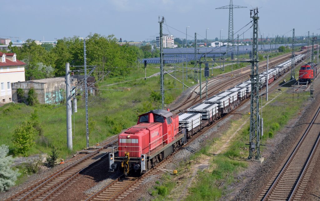 294 634 berfhrte am 25.05.13 einen Ganzzug der festen Fahrbahn nach Halle(S). Die Elemente werden auf der Strecke Roitzsch(b. Bitterfeld) - Hohenthurm(b. Halle(S)) verbaut.