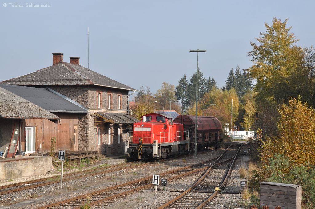 294 635 mit kurzem Gterzug am 28.10.2011 in Hirschau (Strecke Amberg-Schnaittenbach)