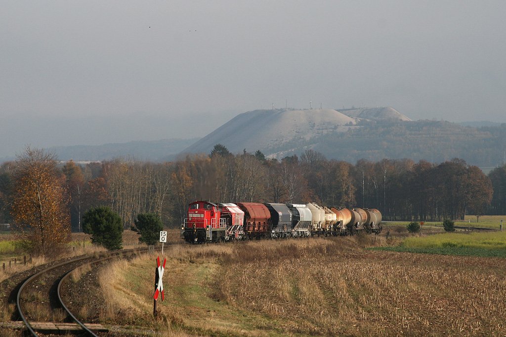 294 650 mit der bergabe nach Amberg am „Monte Blick“ bei Hirschau. 06.11.2009. Schne Gre ans Lokpersonal!