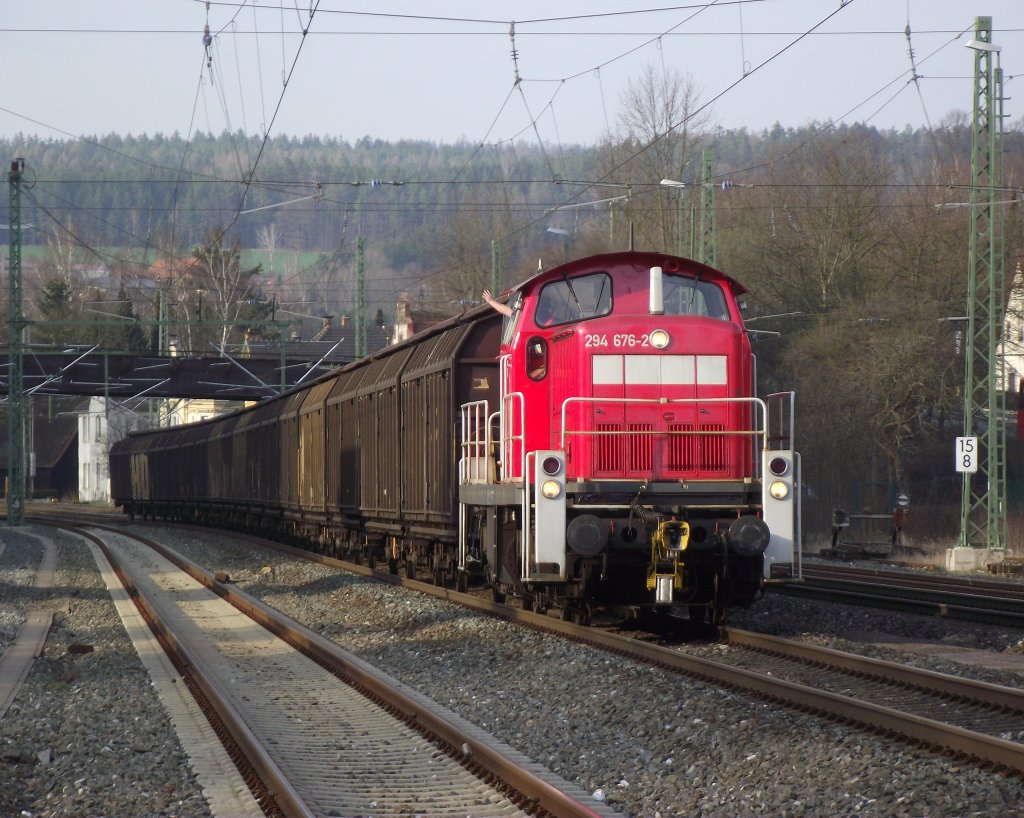294 676-2 zieht am 3. April 2012 die bergabe aus Steinbach am Wald durch Kronach in Richtung Lichgenfels. Gru zurck an den Tf!