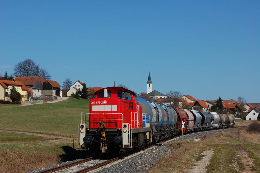 294 676 am 26.03.2010 mit einem Gterzug bei Gebenbach (Strecke Amberg-Schnaittenbach)