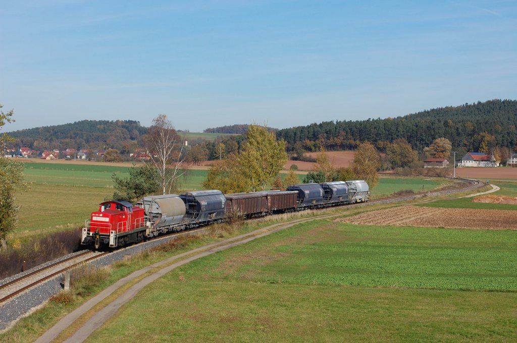 294 676 am 29.10.2010 mit G�terzug bei Godlricht (Strecke Amberg-Schnaittenbach)