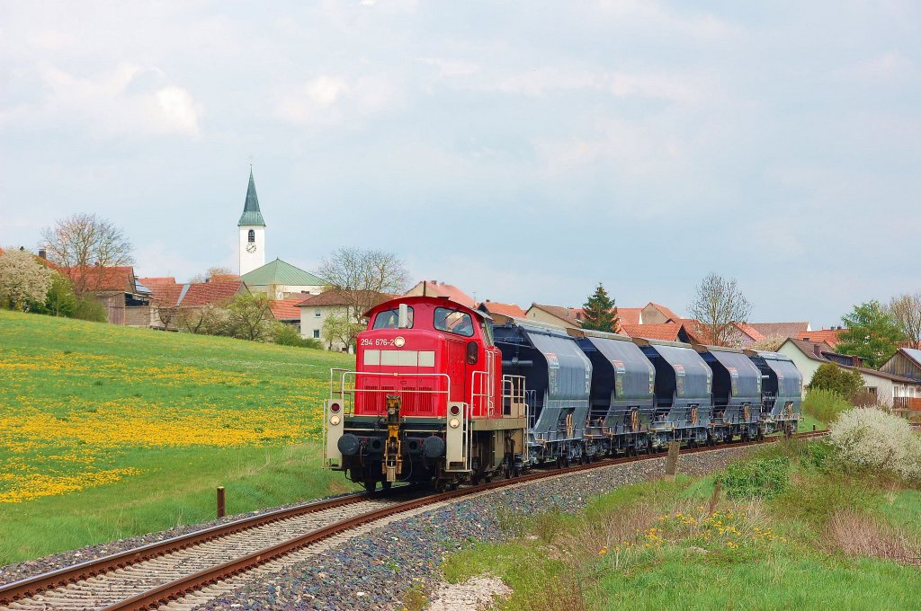 294 676  am 30.04.2010 mit G�terzug bei Gebenbach (Strecke Amberg-Schnaittenbach) (Bild wurde digital optimiert)
