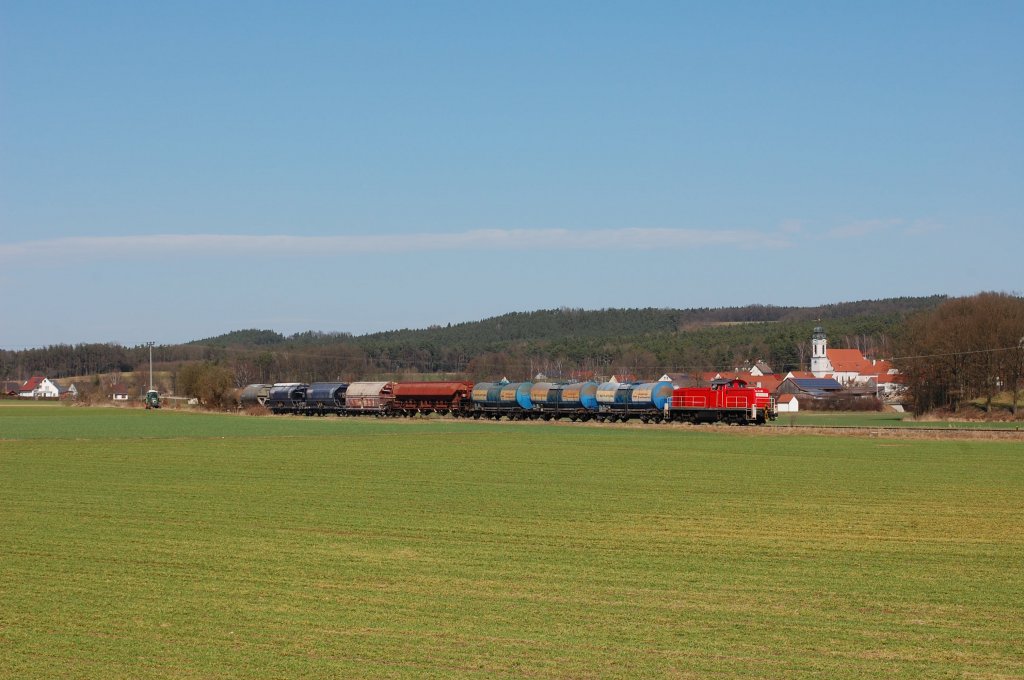 294 676 mit Gterzug am 26.03.2010 bei Ursulapoppenricht (Strecke Amberg-Schnaittenbach)