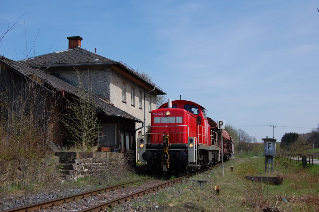 294 676 mit Gterzug am 23.04.2010 in Gebenbach vor dem alten Empfangsgebude (Strecke Amberg-Schnaittenbach)