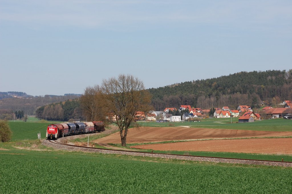 294 676 mit G�terzug am 23.04.2010 bei Mimbach (Strecke Amberg-Schnaittenbach)
