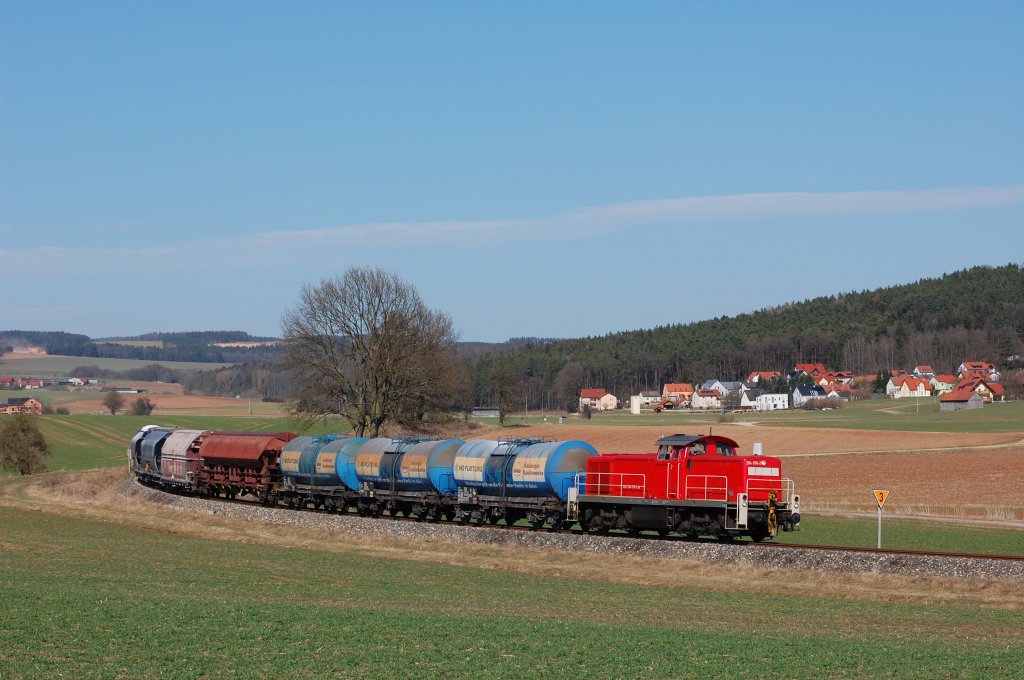 294 676 mit Gterzug bei Mimbach am 26.03.2010 (Strecke Amberg-Schnaittenbach)