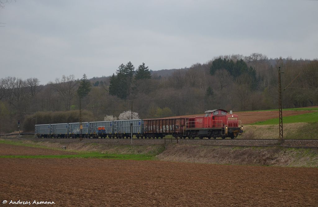 294 681 mit G�terzug auf dem Weg zur Schw�bischen Metallverwertung GmbH durch Ebersbach/Fils. (30.03.2012)