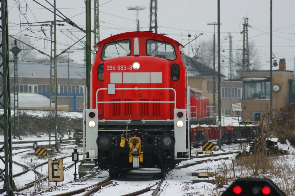 294 683-8 zieht am 09.01.2010 einen leeren Zug aus Containertragwagen, der vorher aus der BASF kam, nach Gleis 330 im Gterbahnhof Ludwigshafen