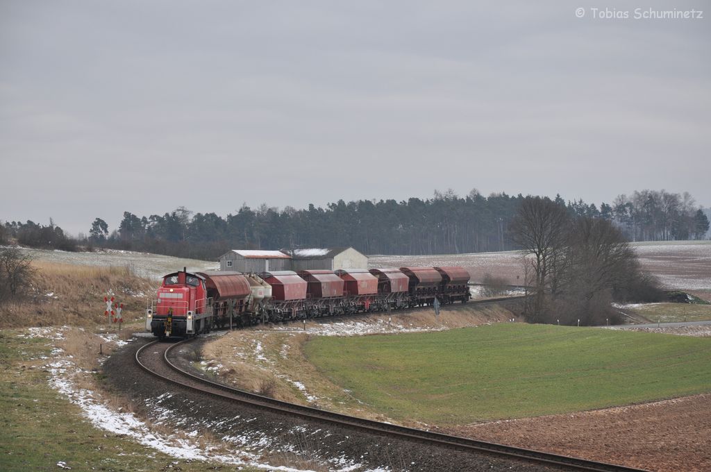 294 685 mit G�terzug am 27.01.2012 bei Burgstall. (Strecke Amberg-Schnaittenbach)