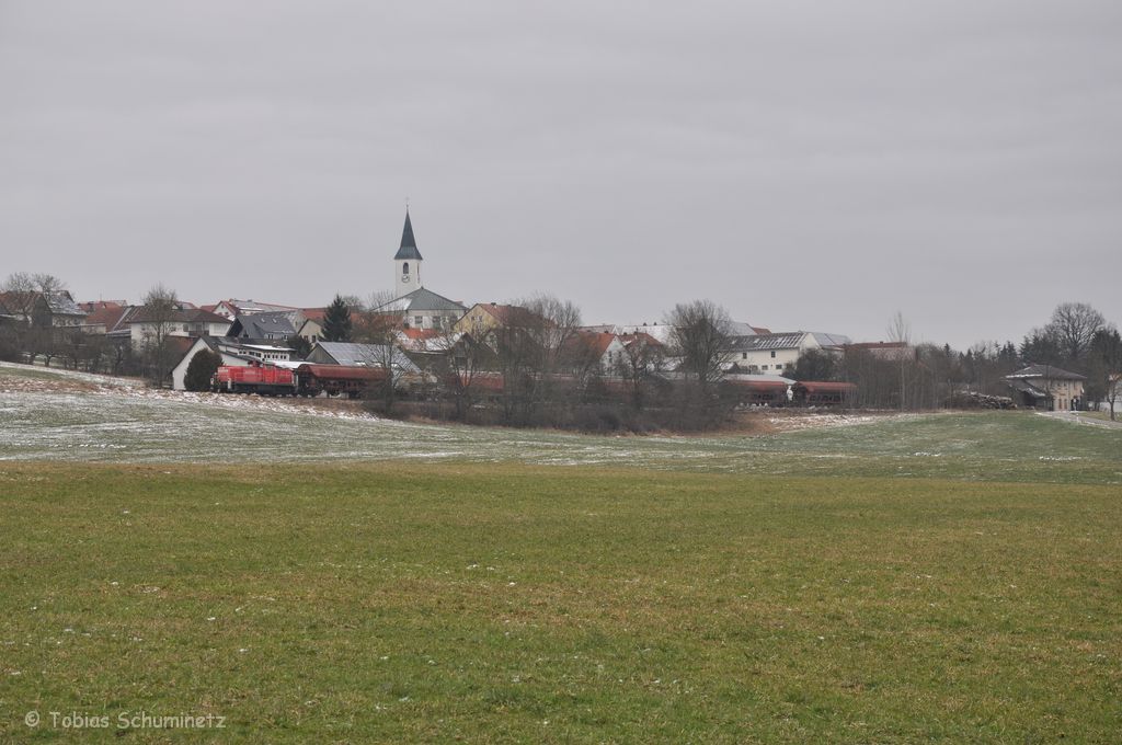 294 685 mit G�terzug am 27.01.2012 bei Gebenbach (Strecke Amberg-Schnaittenbach)
