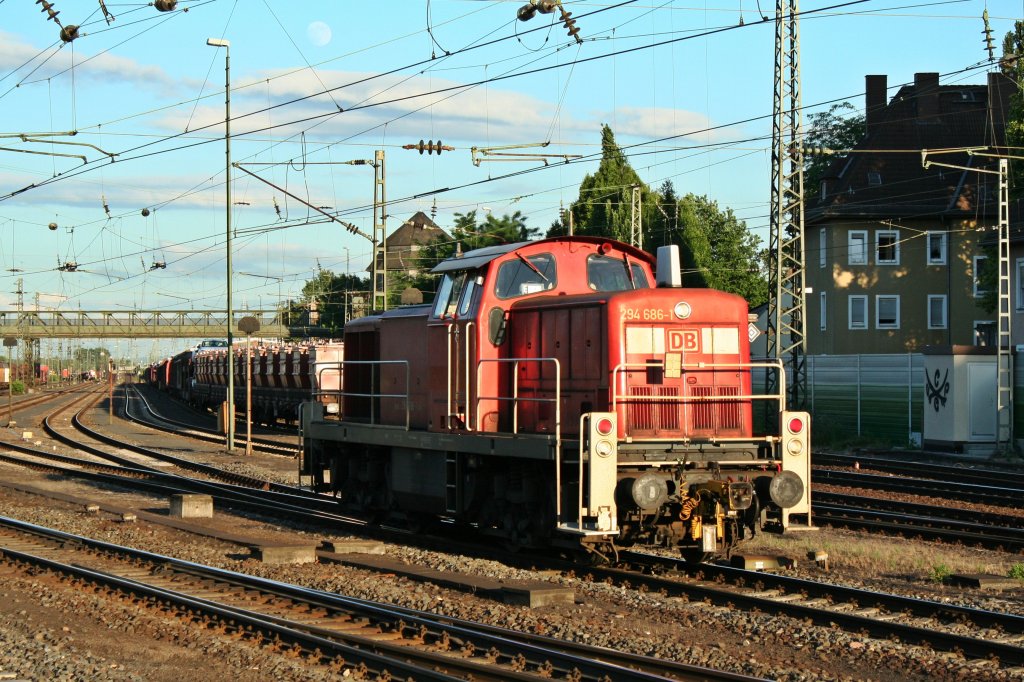 294 686-1 als Lz nach Mainz-Bischofsheim Rbf am Abend des 21.06.13 bei der Einfahrt in den Zielbahnhof.