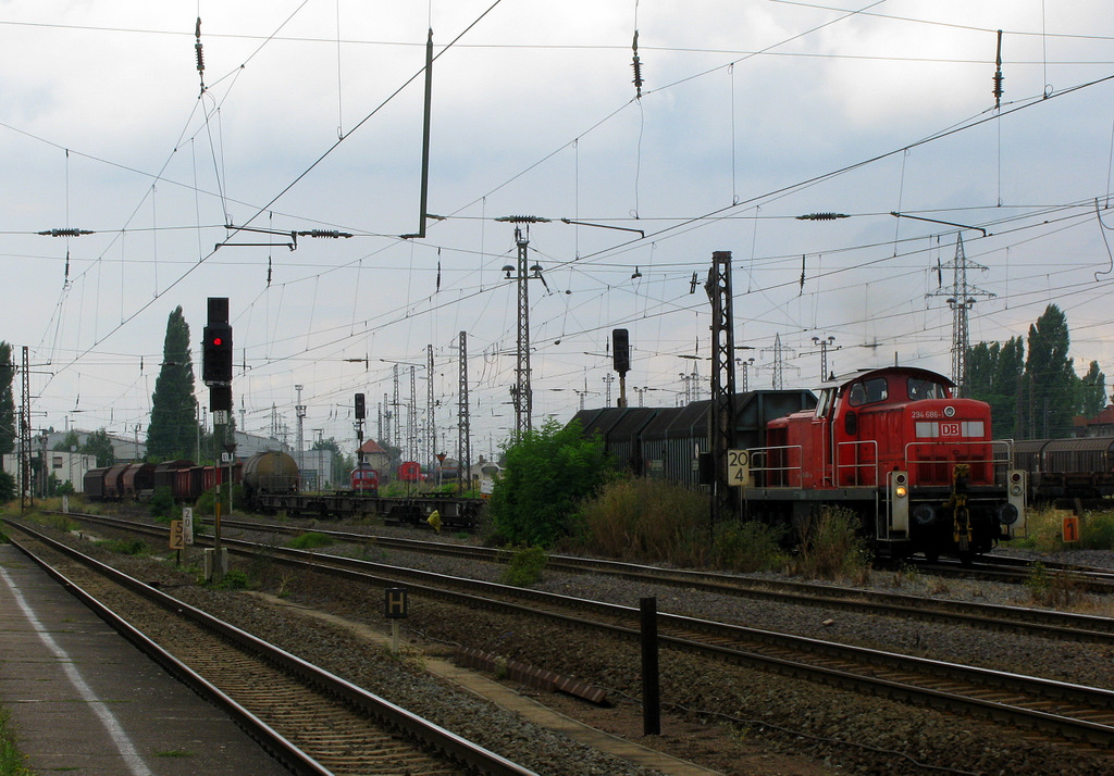 294 686-1 fhrt unter Vollast am 09.08. diesen gemischten Gterzug aus dem Rbf Magdeburg Rothensee heraus.