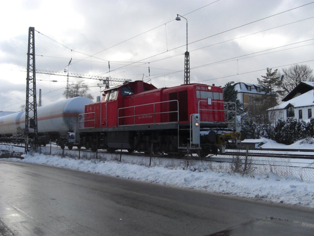 294 701-8 wartet am 10. Dezember 2010, im Bahnhof von Prien am Chiemsee, auf grnes Licht. Am Haken hat sie einen kurzen Kesselzug.