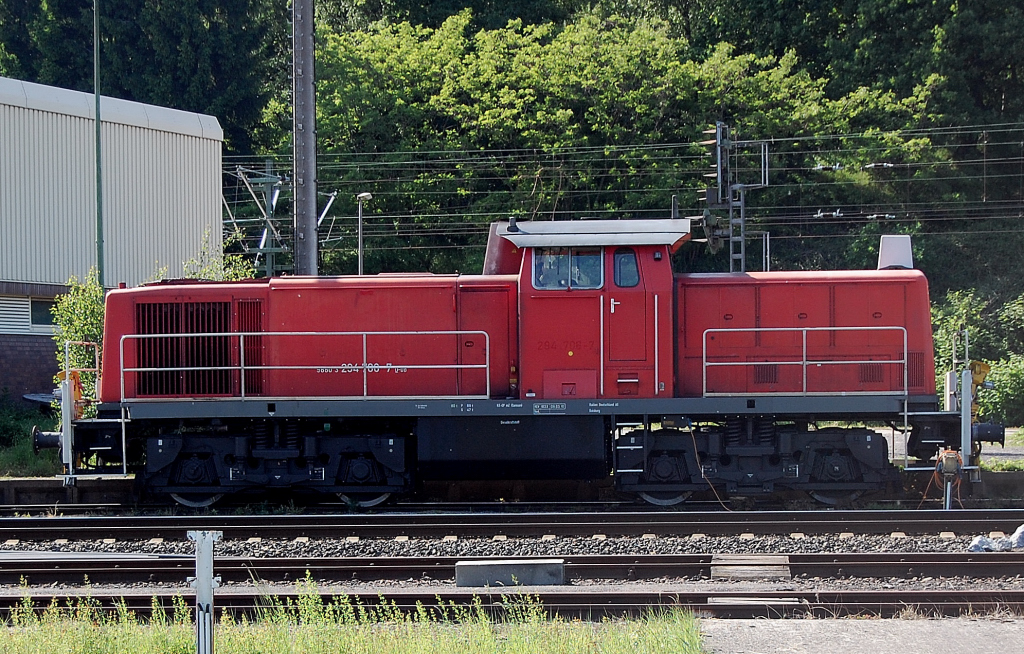 294 706-7 steht am 3.6.2010 im Bahnhof Stolberg Rheinland und wartet auch Arbeit. 