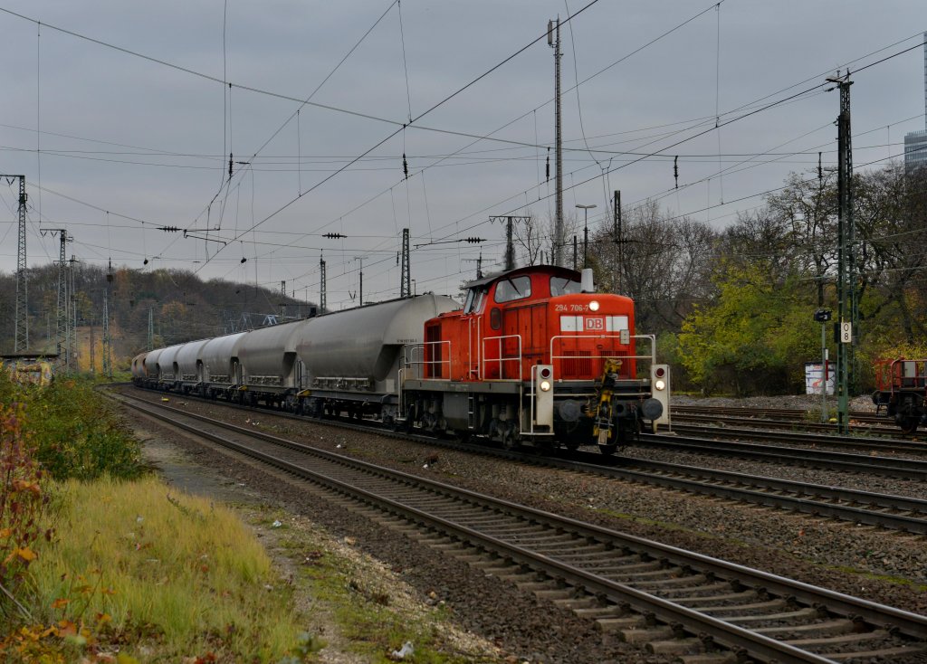 294 706 mit einem Gterzug am 24.11.2012 bei der Durchfahrt in Kln West.