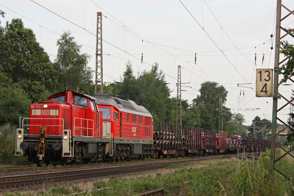 294 713 und 232 906 am 4.7.12 mit einem Rhrenzug in Ratingen-Lintorf.