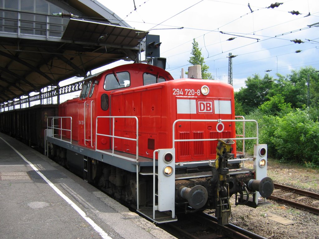 294 720-8 steht am 09.07.08 in Krefeld zur Weiterfahrt ins ThyssenKrupp Stahlwerk.