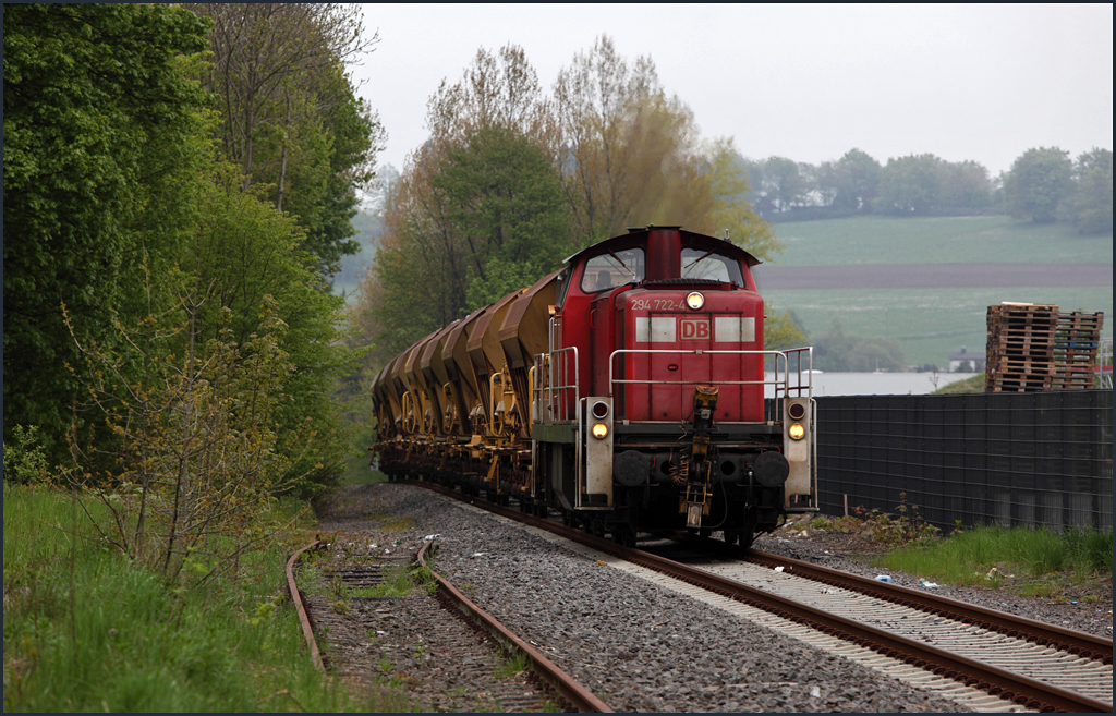 294 722 ist mit dem FZ 54472 auf dem Rckweg nach Brgge(Westf) und erreicht den ehemaligen Haltepunkt Scherl. Links im Bild das ehemalige Gtergleis der Spedition Denhardt. (19.05.2010) 
