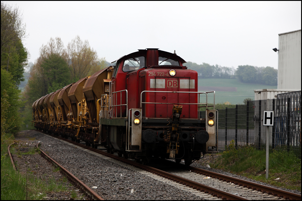 294 722 ist mit dem FZ 54472 auf dem Rckweg nach Brgge(Westf) und erreicht den ehemaligen Haltepunkt Scherl. Links im Bild das ehemalige Gtergleis der Spedition Denhardt. (19.05.2010) 

