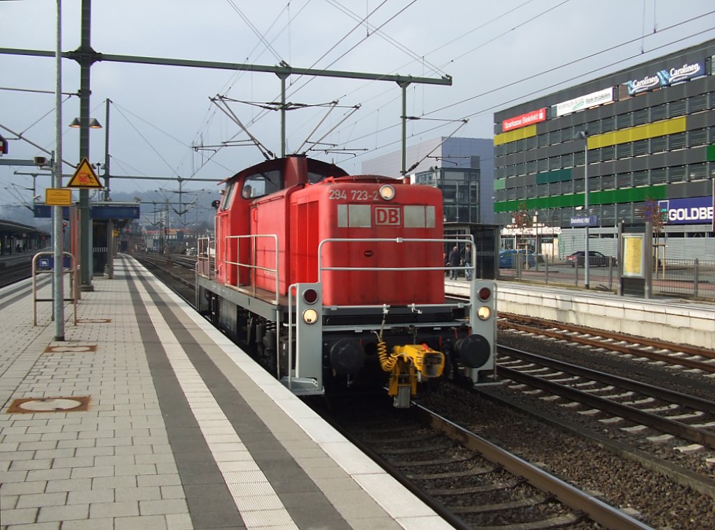 294 723-3 fhrt solo durch Bielefeld. 28.02.2011.