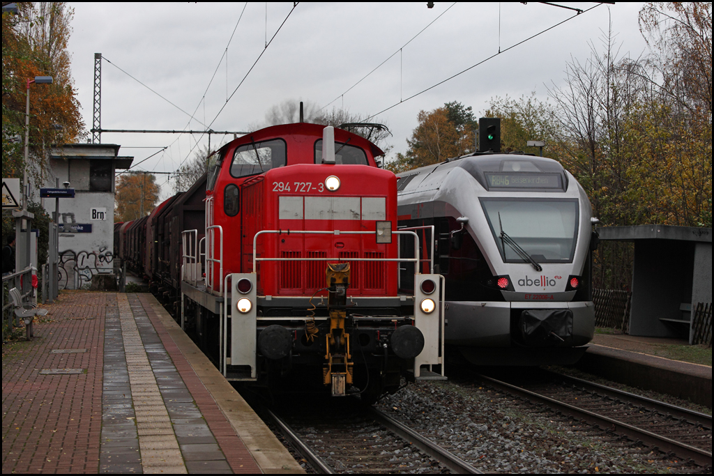 294 727 hat vermutlich in Wanne-Eickel ihre Coiltransporter bernommen. Ziel ist wohl Bochum-Prsident. (Bochum-Rimcke am 04.11.2010)