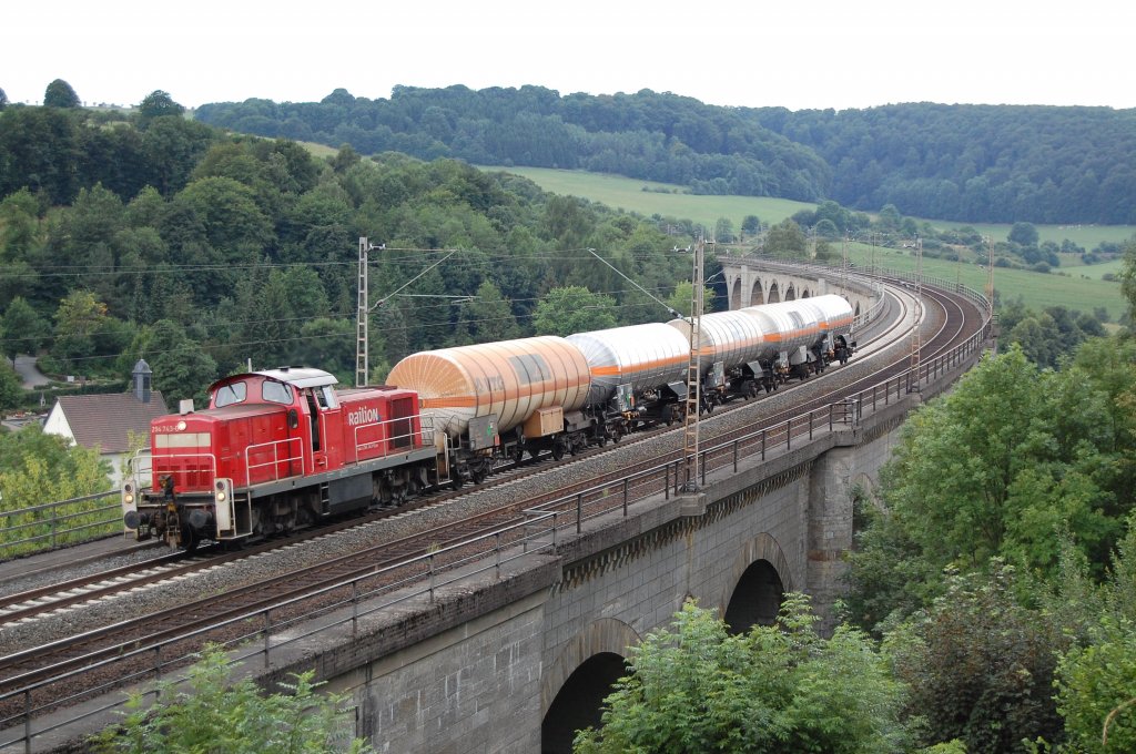 294 743-0 berquerte am 4.8.2010 mit FZT 54358 den Bekeviaduklt in Altenbeken.