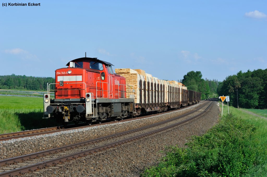 294 745-5 mit der bergabe aus Wiesau (Oberpf) nach Marktredwitz mit mehreren Holzwagen bei Oberteich, 23.05.2012