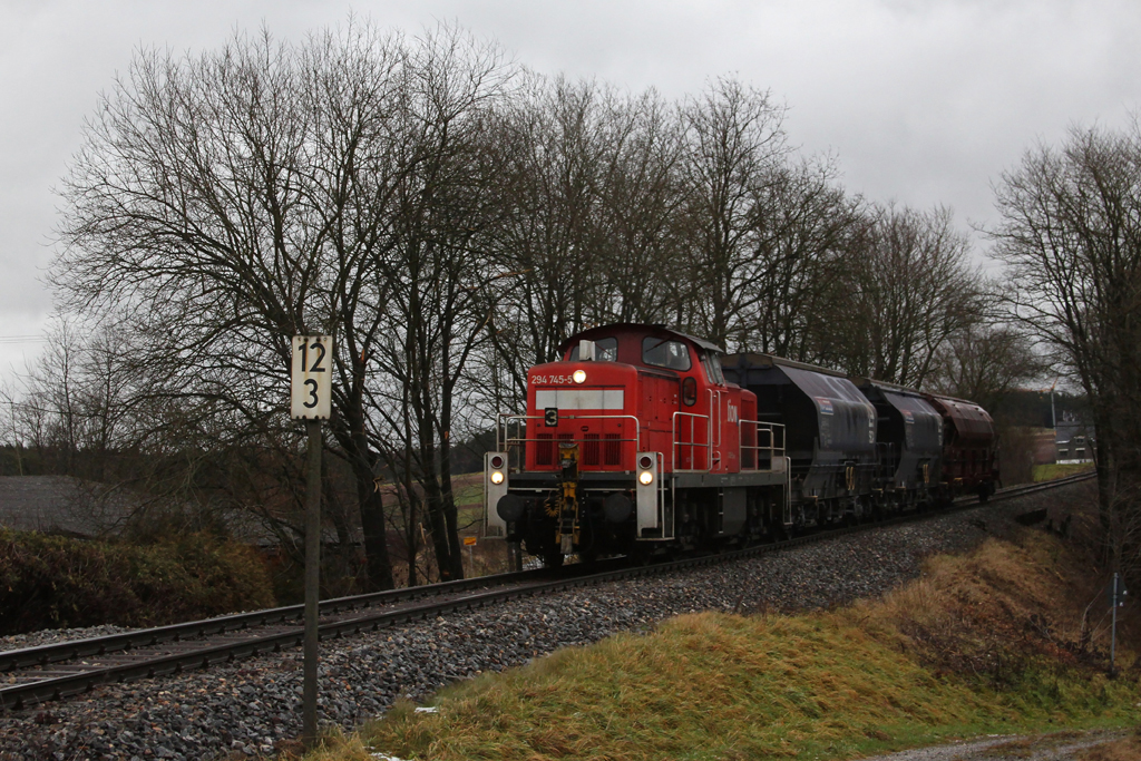 294 745 mit der bergabe von Hirschau nach Amberg am 16.12.2011 bei Gebenbach.