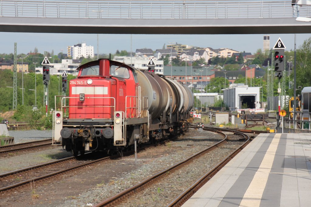 294 745 rangiert am 11.05.2012 einen kurzen Kesselzug im Hofer Hauptbahnhof.