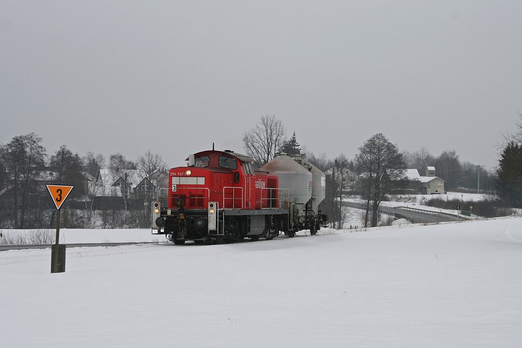294 747 ist mit einem Wagen von Schnaittenbach nach Hirschau unterwegs. 16.02.2010.