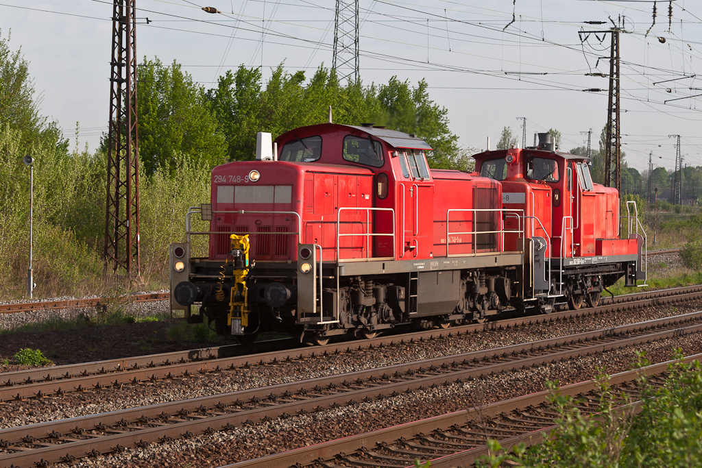 294 748-9 als LZ verlt am 30.04.2012 den Bahnhof Grokorbetha in Richtung Weienfels. Im Schlepp 362 568-8