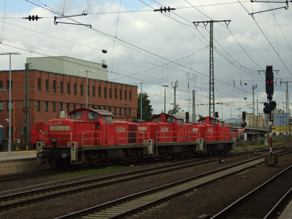 294 759-6 + 294 755-4 + 294 817-2 waren gerade beim Tanken und fahren nach dem umsetzen wieder in Richtung Koblenz-L�tzel.Koblenz Hbf 22.9.2010